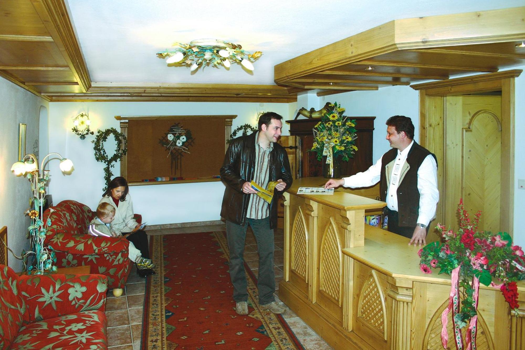 Hotel Hochland ロイタシュ エクステリア 写真